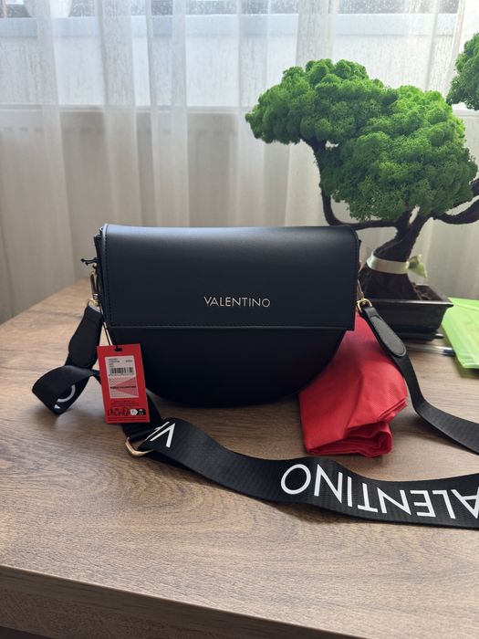 Geanta Valentino noua perfecta pentru cadou