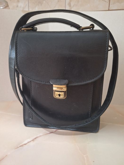 Vand borseta din piele neagra.