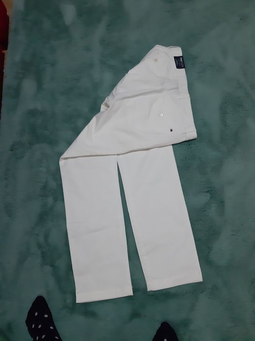 Pantaloni albi, drepti, mulati, in stare foarte buna, marimea  34/32.