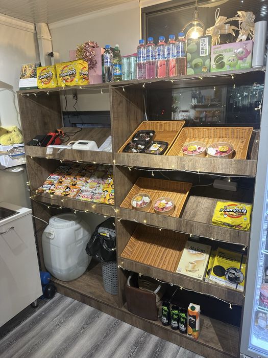 Витринный шкаф для магазина