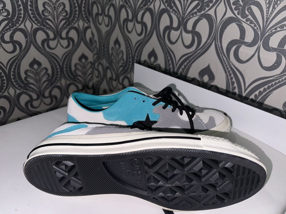 Converse, noi, in stare perfectă, nepurtați.