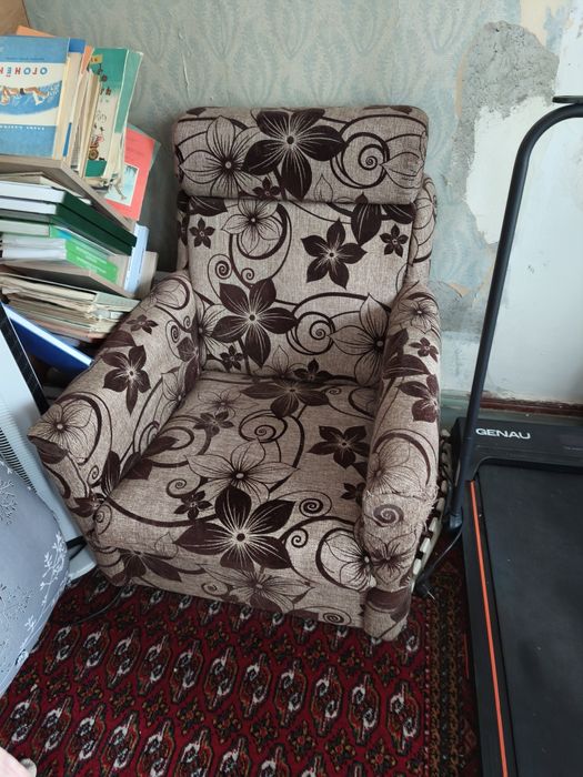 Продается раскладной диван и 2 кресла комплектом