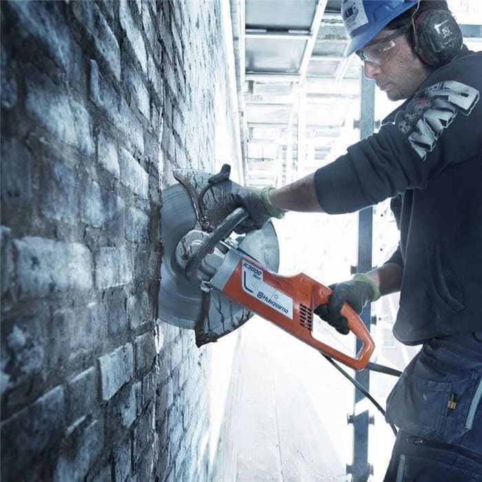 Găuri hote centrale ,tăiat beton armat ,sanțuri  perete pentru electri