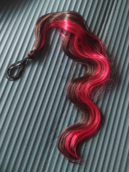 Коса за допълнителен обем. Тъмен кичур с червено. Поставяне с ластик.