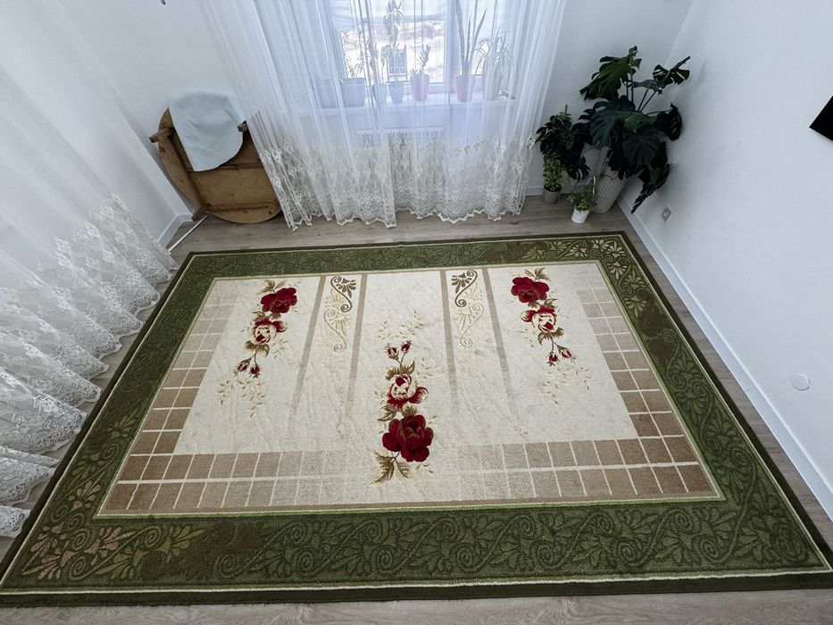Ковер с классическим флористическим орнаментом.