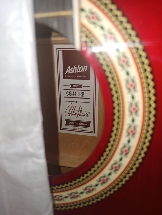 Классическая гитара с чехлом