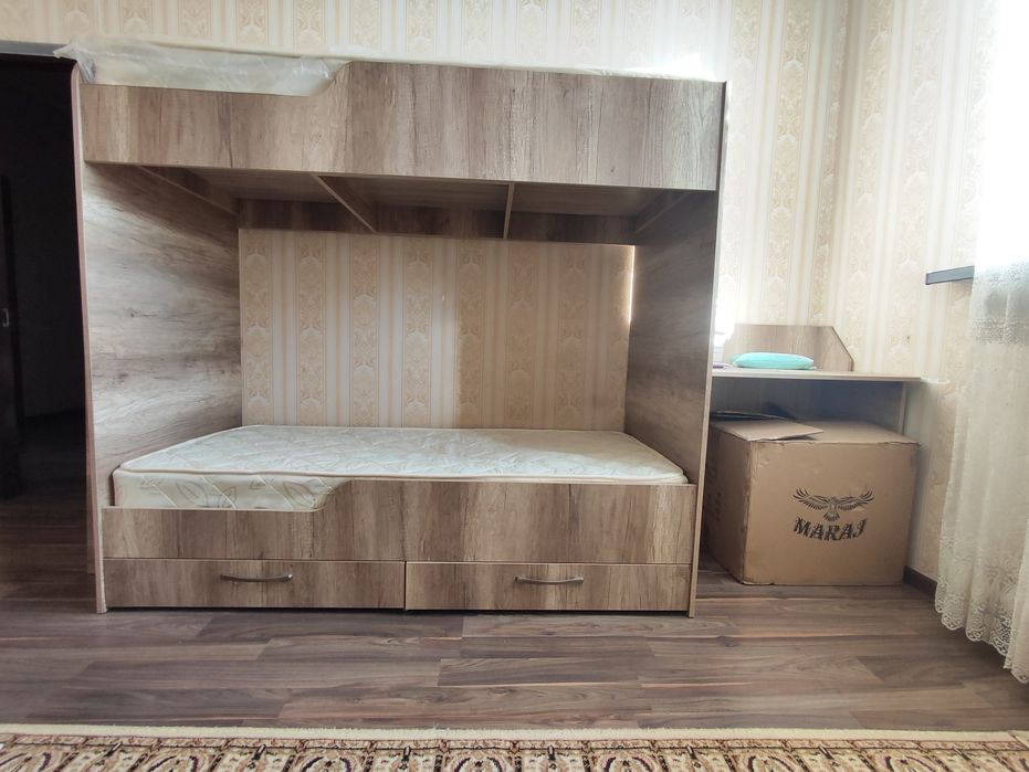 Кровать детскии 2 этажа