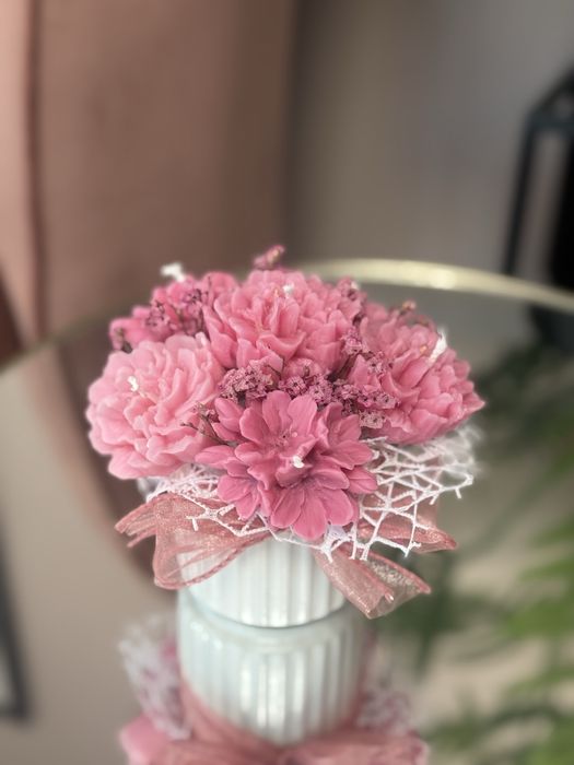 Подаръчета свещи за осми март и за всеки повод изработваме и по идея