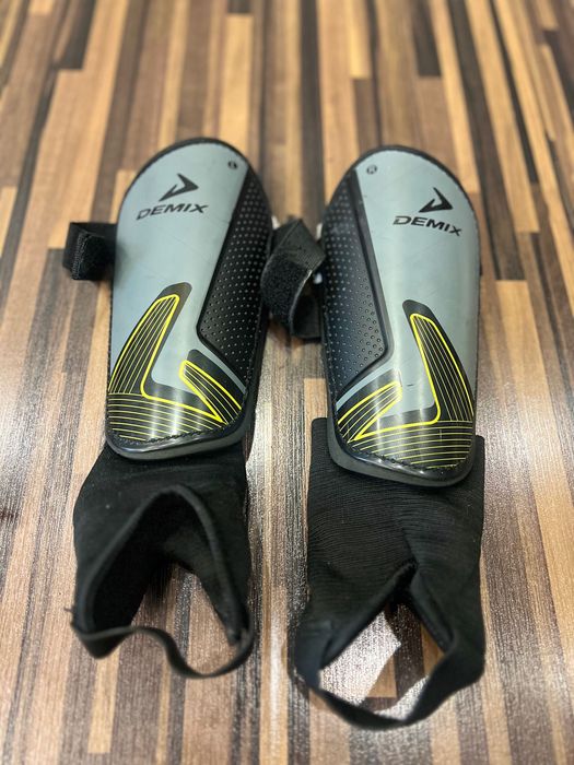 Щитки футбольные