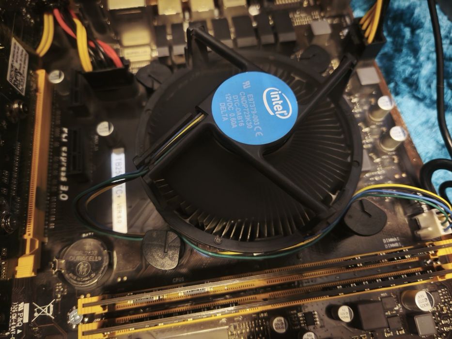 Kit Placă de bază Biostar TB250-BTC + Procesor Intel Pentium G4400 + Cooler