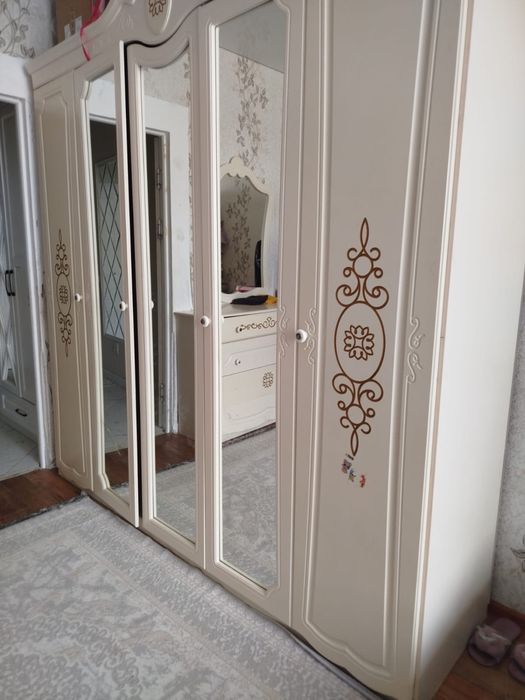 Продается спальный гарнитур