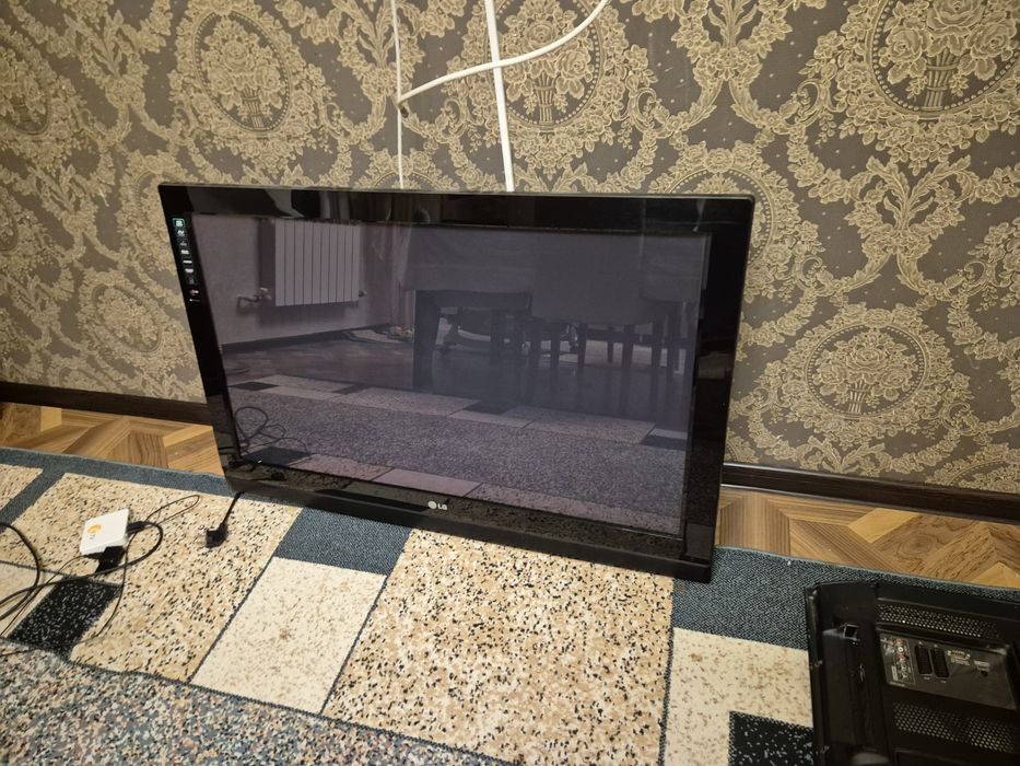 Телевизор LG 106см