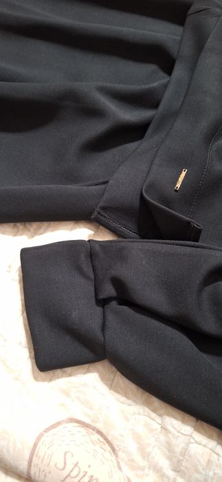 Кофта ва юбка ойшо матодан килинган. Куз ва киш мавсуми учун ажойиб.