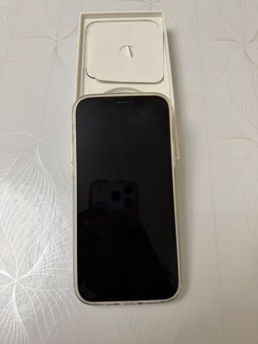 iPhone 12 смартфон