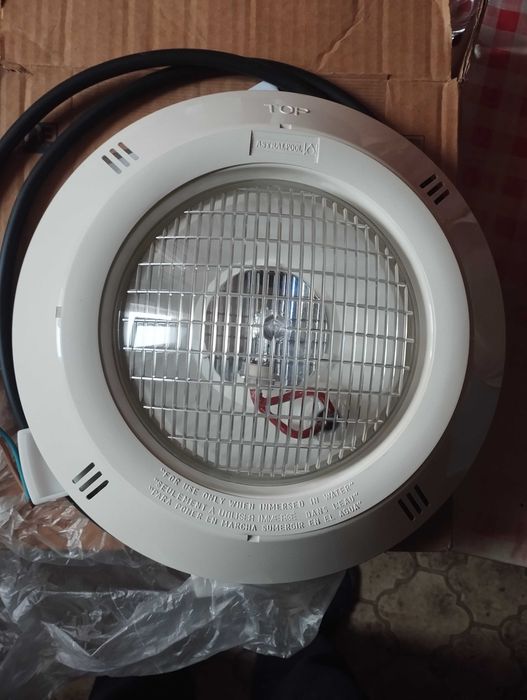 Халогенен прожектор за басейн