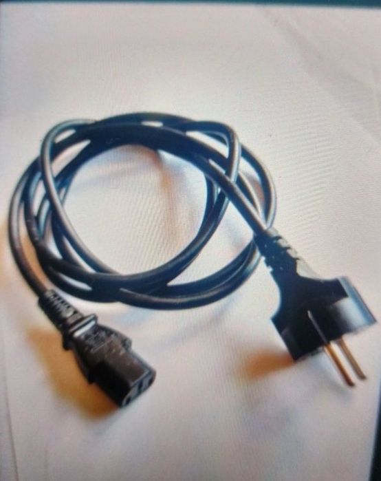 Cablu de alimentare 220 V, pentru calculatoare și alte echipamente.