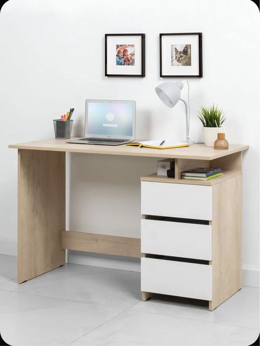 Современный письменный стол с ящиками