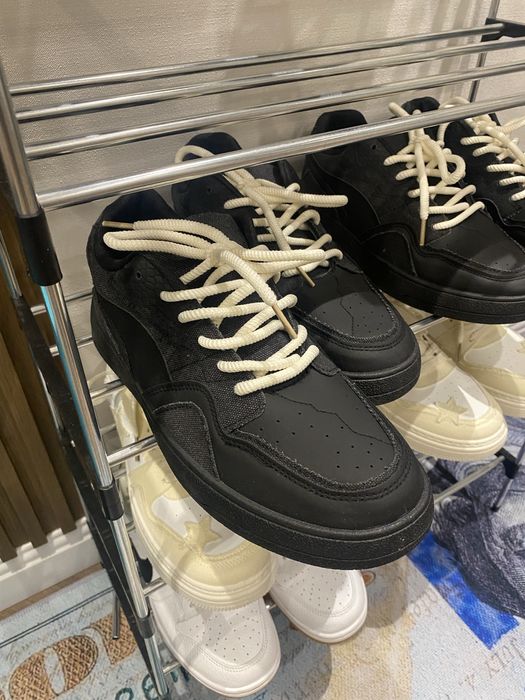 Новые черные кроссовки