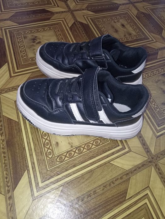 Продам кроссовки размер 33