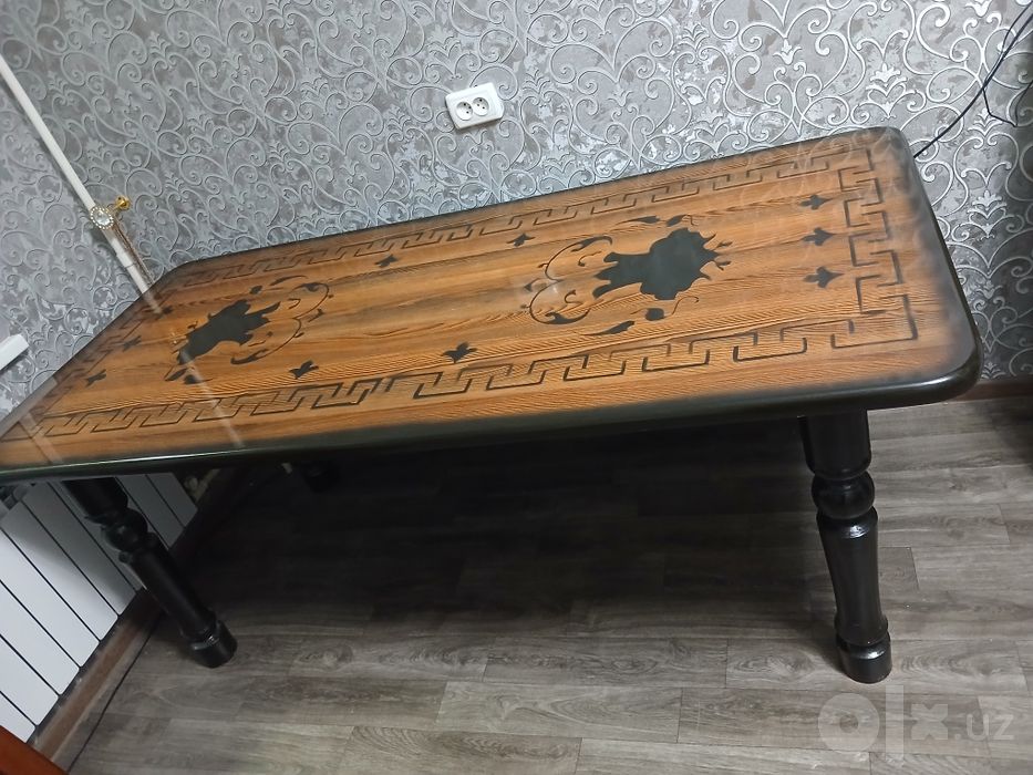Продаётся стол для гостиной комнаты