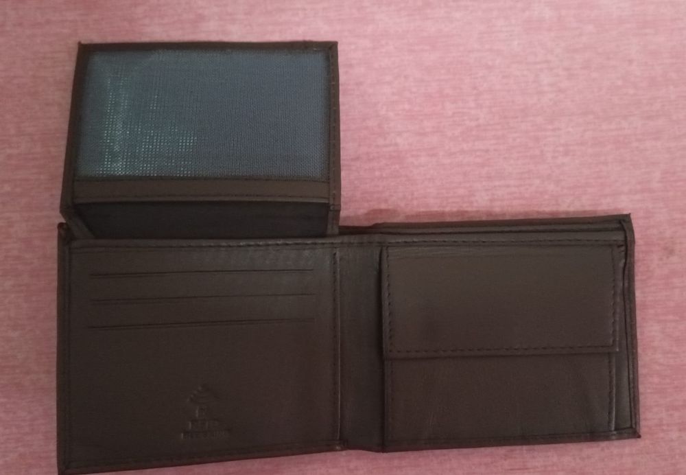 Portofele noi din piele naturala