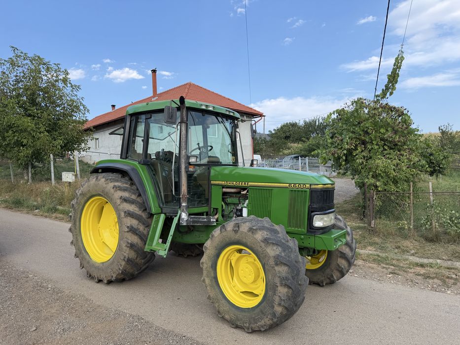 Vând John Deere 6600