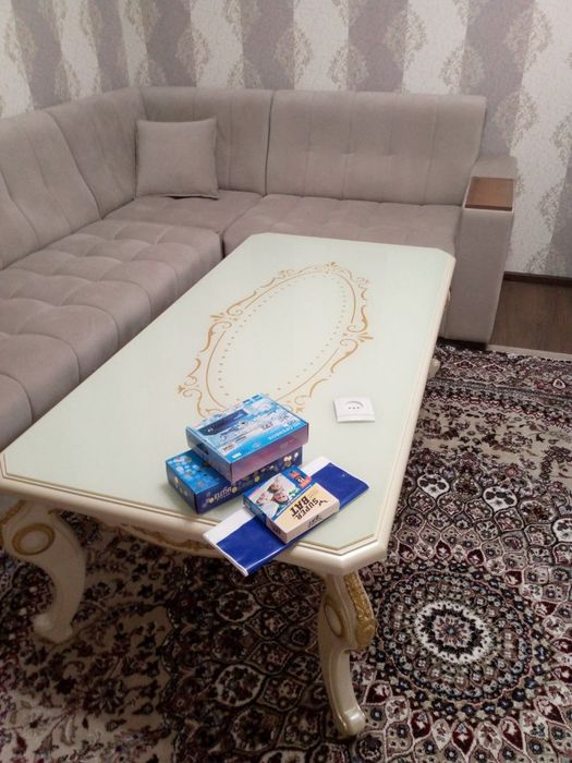 Книжный стол сотилади