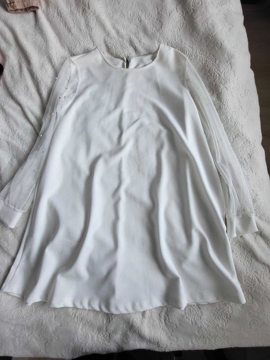 Бяла рокля с перли на ръкавите