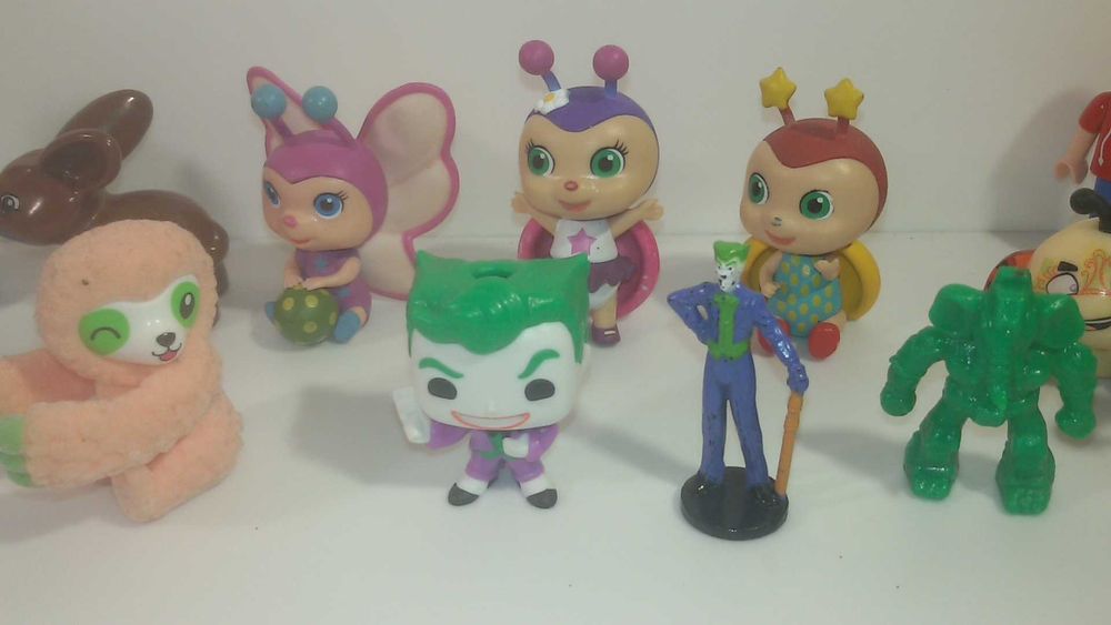 Лот малки пластмасови играчки