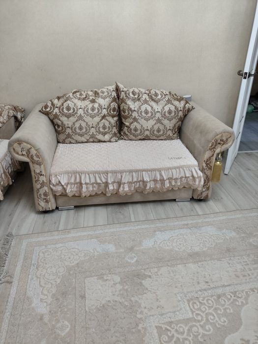 Продам малый диван и кресло.