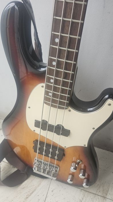 Електрическа бас китара