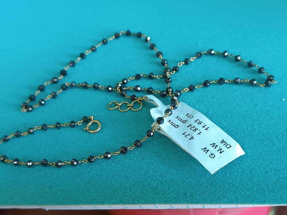 Продам золотую цепочку  с  черными бриллиантами