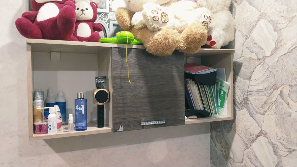 Продам столик и  верхний шкафчик