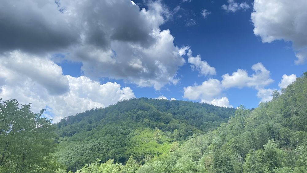 Vând teren intavilan cu construcție si extravilan.