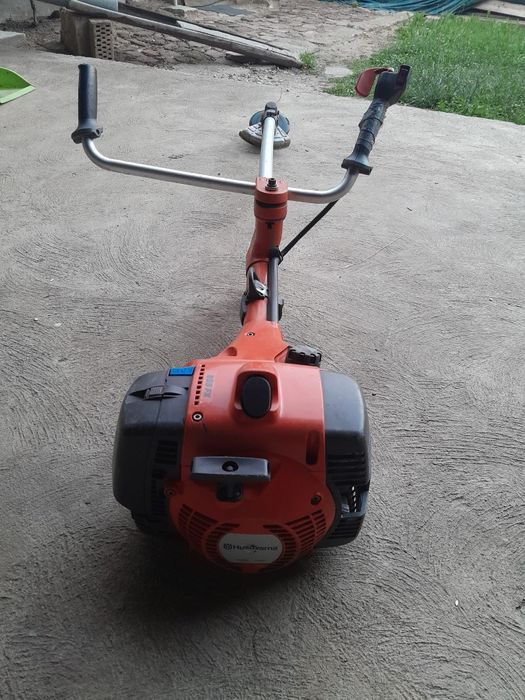 Vând motocoasa Huqvarna