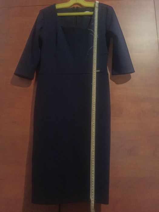 Елегантна тъмното синя рокля.