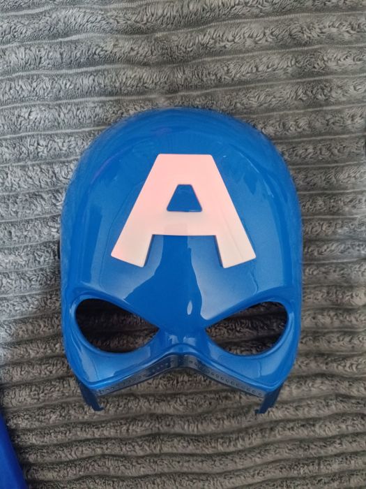 Костюм ва Spiderman и светеща маска на Капитан Америка