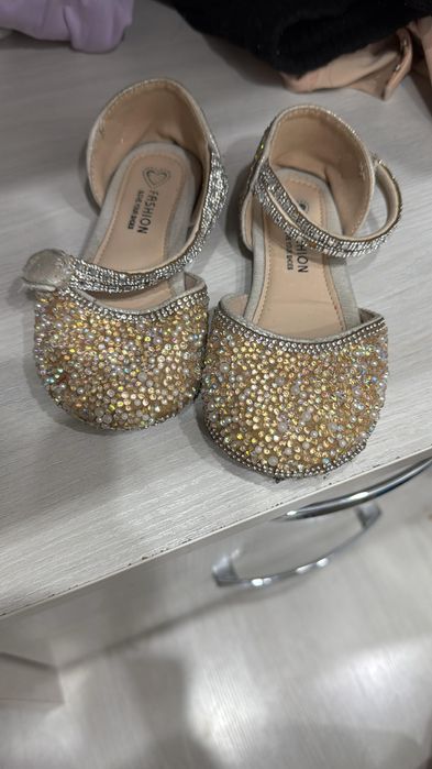 Продам детские туфли