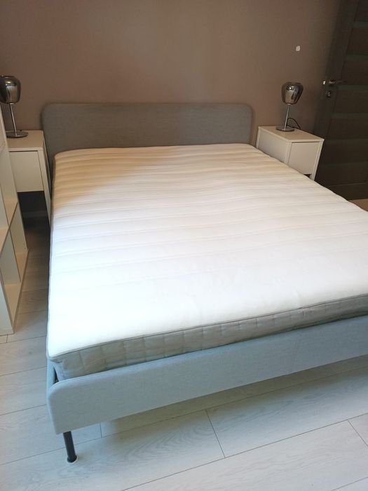 Pat matrimonial 200x160 cu saltea si doua noptiere