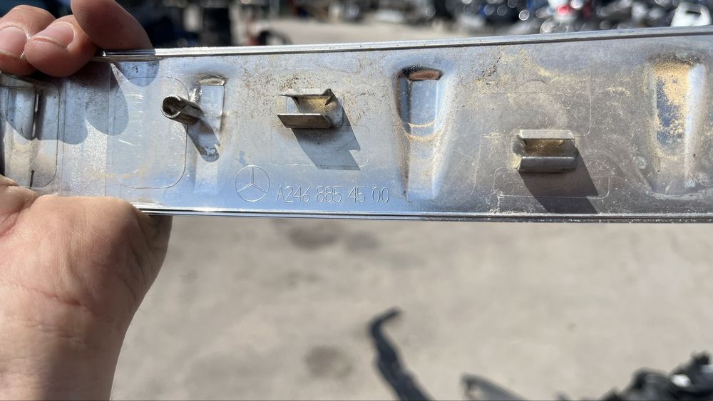 Mercedes B W246 лайстна на багажник