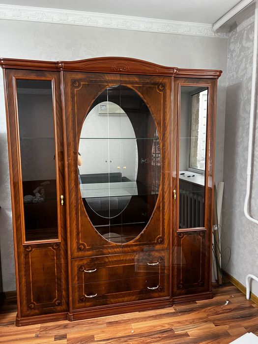 классический шкаф-витрина