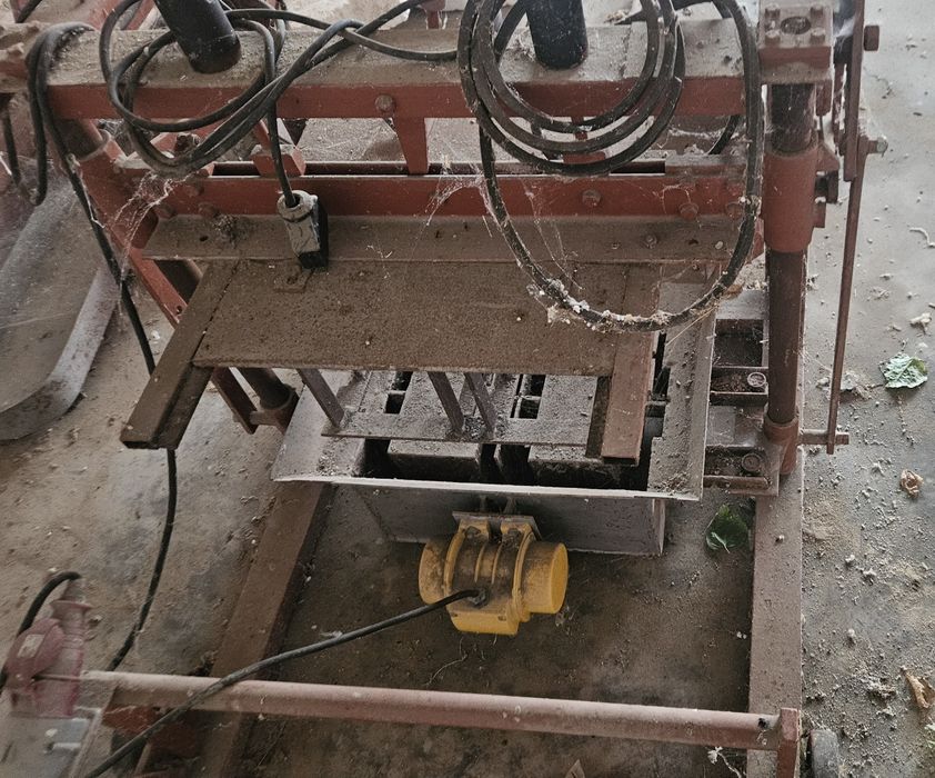 Вибрираща прес за тухли, състояние като ново с 3 калъпа