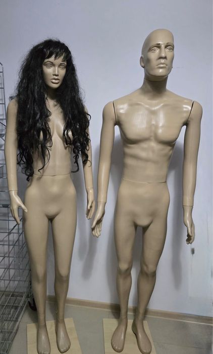 Rafturi metalice pentru aprozar și manechine pentru spații comerciale.