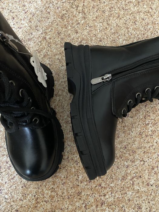 Срочно  девечковые  сапожки   продам .