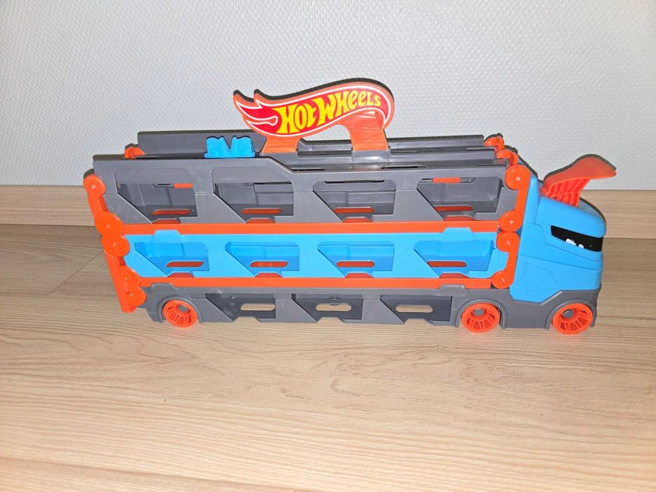 Hot Wheels / Хот Уилс / автовоз / гараж