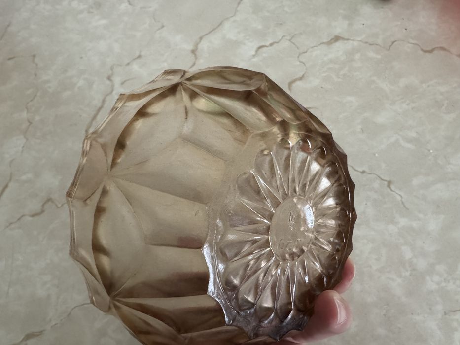 Продается стеклянная посуда (стаканы и вазы)