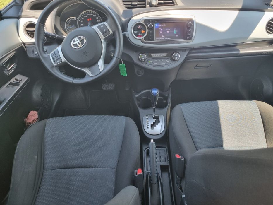 Toyota Yaris 1.5 benzina și hybrid an 2012 cutie de viteze automata  euro 5