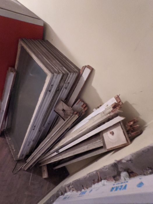 Подарява се стара свалена дървена дограма - 15 прозореца и 2 врати