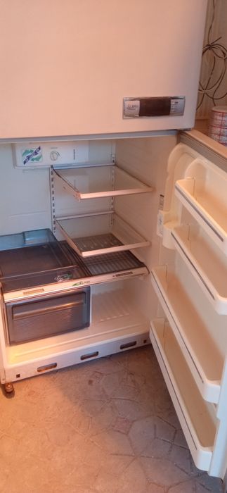 Холодильник   LG двухкамерный, производство Южная Корея, очень большой