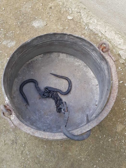 Голям меден котел с верига